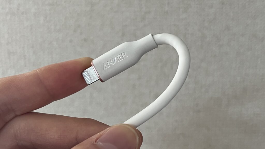 Anker PowerLine III Flow USB-C & ライトニング ケーブルを折り曲げている画像