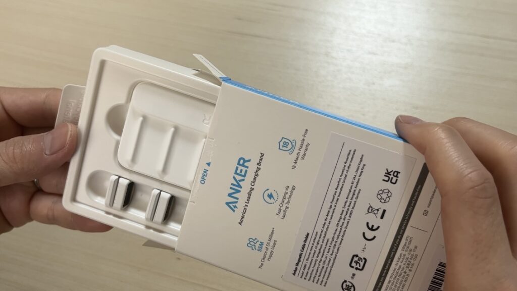 Anker Magnetic Cable Holderの開封画像