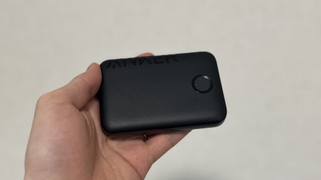 Anker 321 MagGo Battery (PowerCore 5000)を手で持っている画像